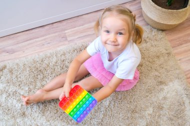 Kızlar duyusal oyuncaklarla oynarlar. Stres ve endişe giderici. Stresli çocuklar için moda silikon hareketlendirme oyunu 