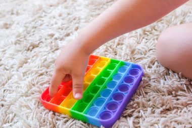 Rengarenk anti-stres oyuncakları. Kıpırdayın, kıpırdayın, çocukların eline verin. Çocuklar duyusal oyuncaklarla oynarlar. Stres ve endişe giderici. Stresli çocuklar ve yetişkinler için silikon hareketlendirme oyunu