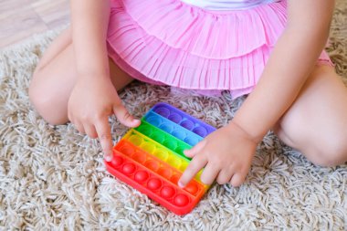 Rengarenk anti-stres oyuncakları. Kıpırdayın, kıpırdayın, çocukların eline verin. Çocuklar duyusal oyuncaklarla oynarlar. Stres ve endişe giderici. Stresli çocuklar ve yetişkinler için silikon hareketlendirme oyunu