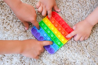 Çocuklar duyusal oyuncaklarla oynarlar. Stres ve endişe giderici. Stresli çocuklar ve yetişkinler için son moda silikon hareketlendirme oyunu. Yumuşak yumuşak kabarcık oyuncakları.