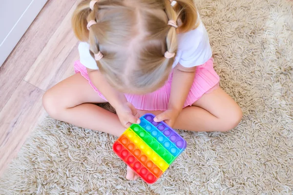 Tatlı Suratsız Çocuk Pop Oynuyor Popo Kabarcığı Esnek Duyusal Oyuncağı — Stok fotoğraf