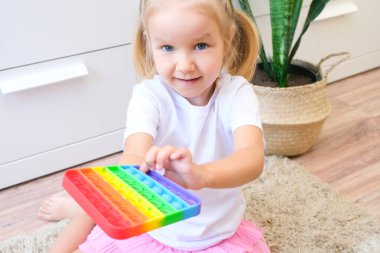 Kızlar duyusal oyuncaklarla oynarlar. Stres ve endişe giderici. Stresli çocuklar için moda silikon hareketlendirme oyunu 