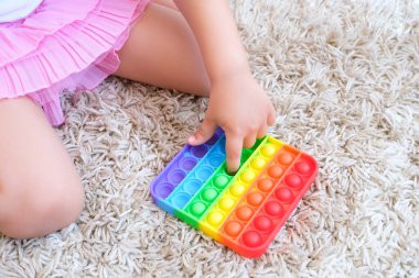 Çocuklar duyusal oyuncaklarla oynarlar. Stres ve endişe giderici. Stresli çocuklar ve yetişkinler için son moda silikon hareketlendirme oyunu. Yumuşak yumuşak kabarcık oyuncakları.