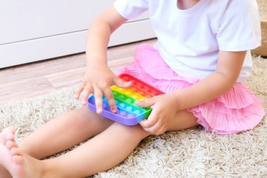 Çocuklar duyusal oyuncaklarla oynarlar. Stres ve endişe giderici. Stresli çocuklar ve yetişkinler için son moda silikon hareketlendirme oyunu. Yumuşak yumuşak kabarcık oyuncakları.