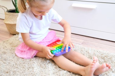 Kızlar duyusal oyuncaklarla oynarlar. Stres ve endişe giderici. Stresli çocuklar için moda silikon hareketlendirme oyunu 