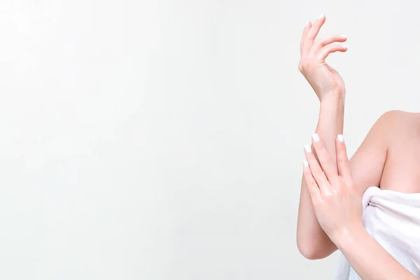 Hand Huid Lichaamsverzorging Mooie Jonge Vrouw Een Handdoek Raakt Haar — Stockfoto