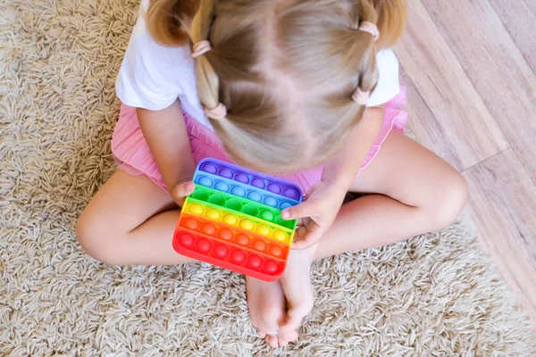 Kızlar Duyusal Oyuncaklarla Oynarlar Stres Endişe Giderici Stresli Çocuklar Için — Stok fotoğraf