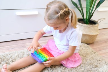 Kızlar duyusal oyuncaklarla oynarlar. Stres ve endişe giderici. Stresli çocuklar için moda silikon hareketlendirme oyunu 