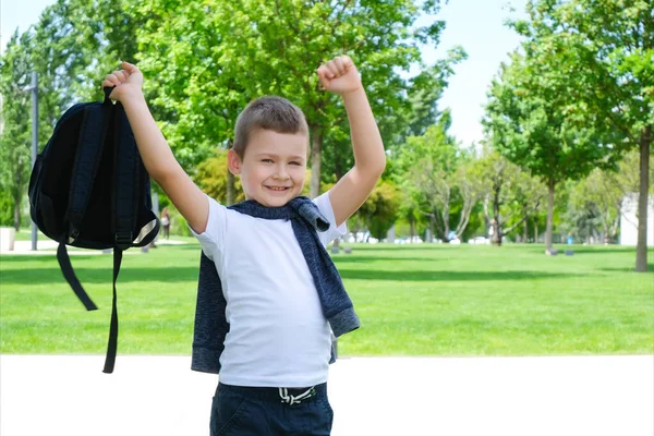 Colegial Regocija Final Escuela Hasta Una Mochila Saltando Alegría — Foto de Stock