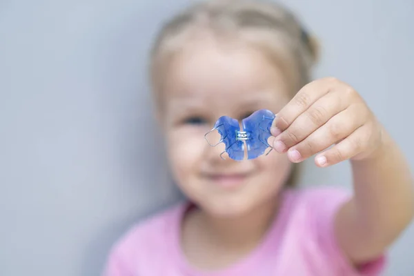 Diş Plakası Bir Çocukta Çenenin Genişlemesi Cennete Bir Tabak Azı — Stok fotoğraf