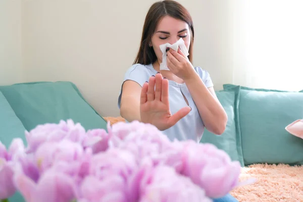Молода Жінка Чхає Від Квіткової Алергії Алергія Пилок — стокове фото