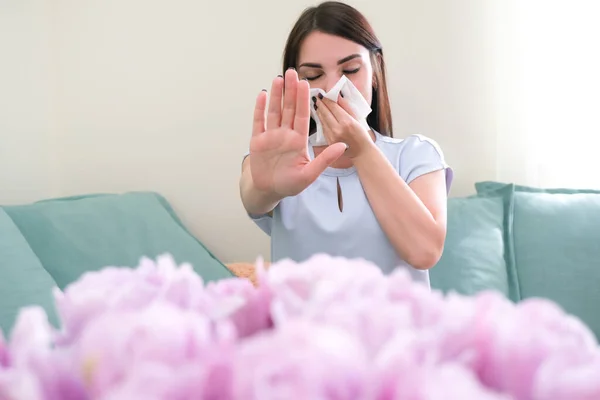 Young Woman Sneezes Flower Allergy Pollen Allergy — Stock Photo, Image