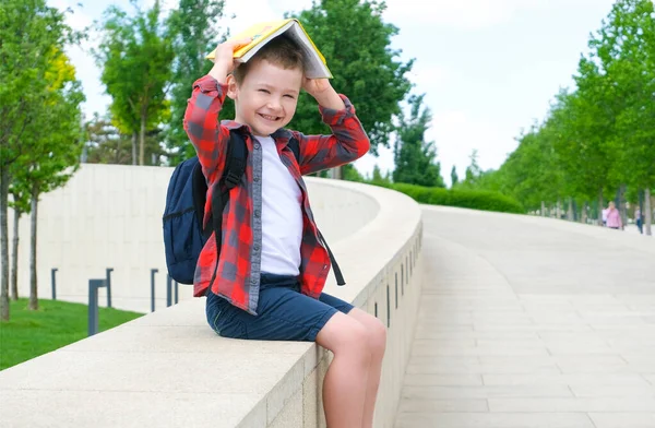 Colegial Con Libro Cabeza Como Techo Calle Camino Escuela Regreso — Foto de Stock