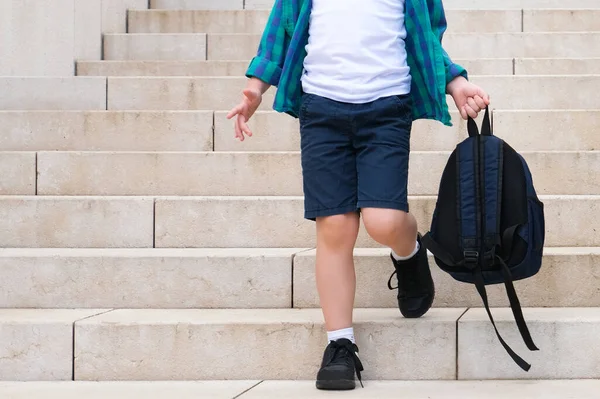 Uczeń Plecakiem Ręku Ulicy Drodze Szkoły Schodzi Schodach Wracamy Szkoły — Zdjęcie stockowe