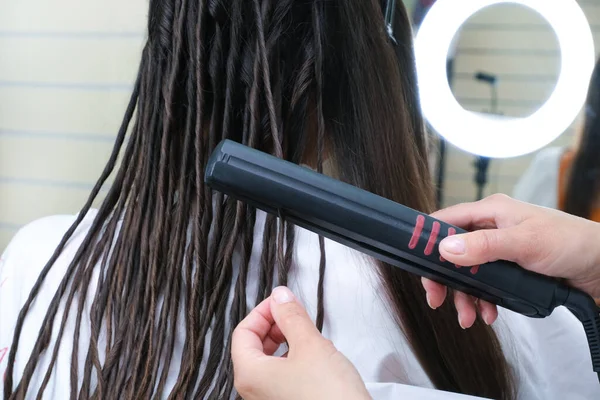 Rasta Saçlı Genç Bir Kadın Saç Maşasında Sahte Rasta Var — Stok fotoğraf