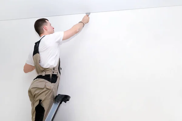 Worker Installs Stretch Ceiling Construction Renovation Concept — Stock Photo, Image