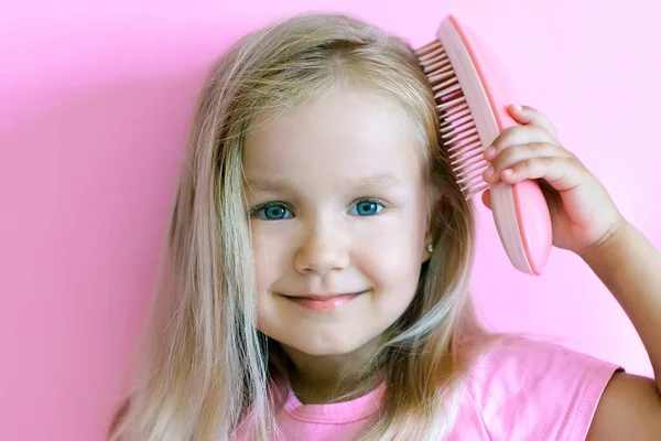 Ευτυχισμένο Κοριτσάκι Που Χτενίζει Μαλλιά Της Ομορφιά Και Παιδική Ηλικία — Φωτογραφία Αρχείου