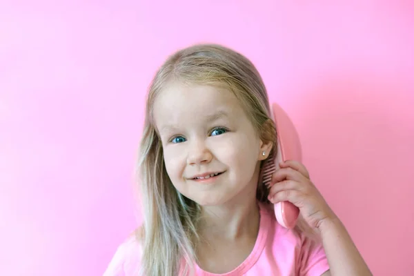 Ragazzina Felice Che Pettina Capelli Bellezza Concetto Infanzia Ragazza Uno — Foto Stock