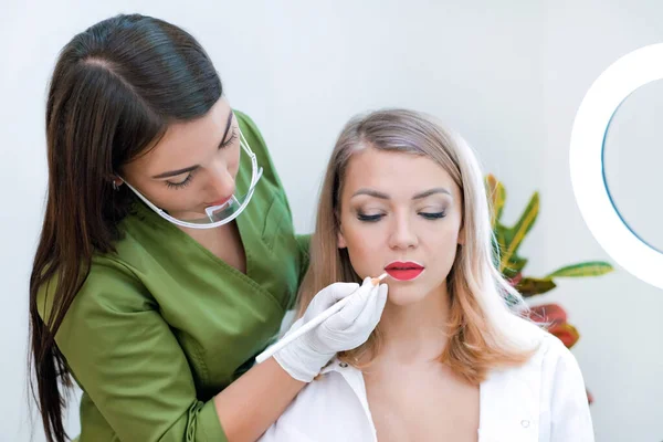 Young Woman Gets Makeup Lip Tattoo Beauty Salon — Stock Photo, Image