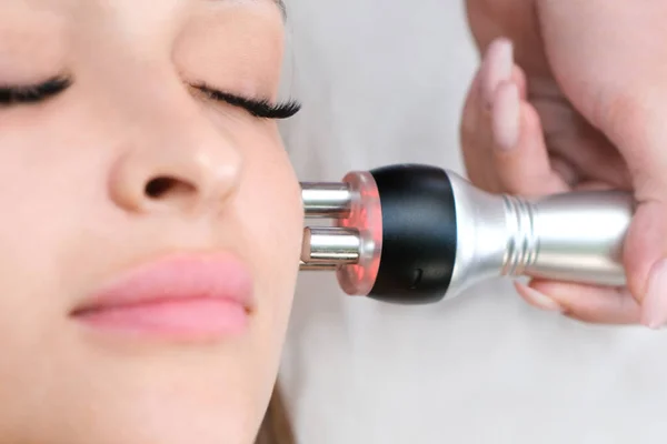 Cosmetologia Hardware Giovane Donna Ottenere Viso Procedura Sollevamento Nel Salone — Foto Stock