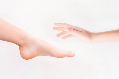 Dişi ayakları. Spa, temizlik ve bakım. Pedikür ve tüy dökücü konsept.