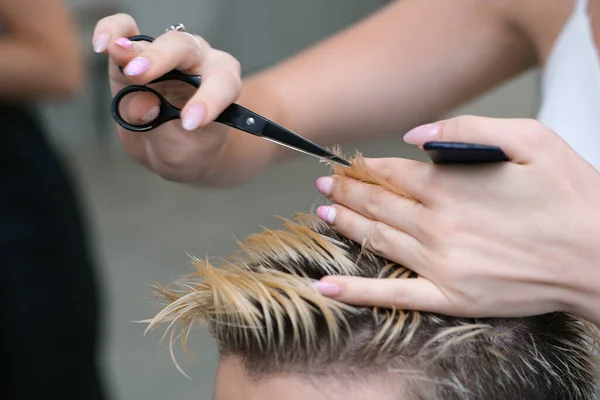 Cabeleireiro Corta Cabelo Jovem Com Cabelo Loiro Tingido Com Tesoura — Fotografia de Stock