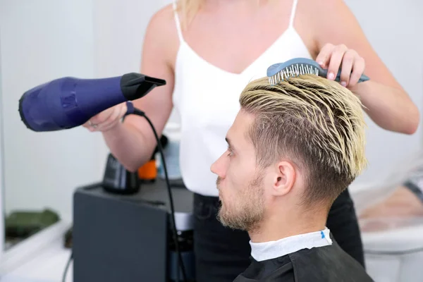 Friseur Mit Haartrockner Und Styling Haar Des Kunden Friseur Mit — Stockfoto