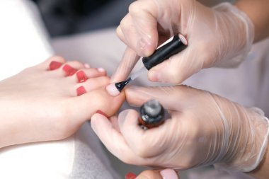 Ayağında oje var. Pedikür. Şellak kaplama