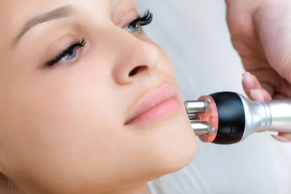 Cosmetologia Hardware Giovane Donna Ottenere Viso Procedura Sollevamento Nel Salone — Foto Stock
