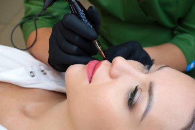 Kalıcı dudak makyajını kapat. Dudak dövmesi. Güzel dudaklar