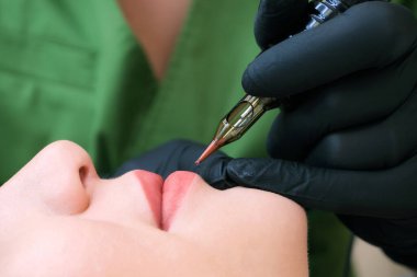 Kalıcı dudak makyajını kapat. Dudak dövmesi. Güzel dudaklar