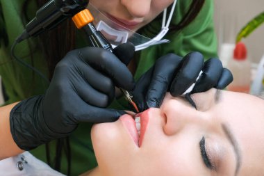 Kalıcı dudak makyajını kapat. Dudak dövmesi. Güzel dudaklar