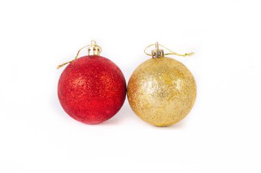 beyaz zemin üzerinde dokulu kırmızı ve altın noel topları