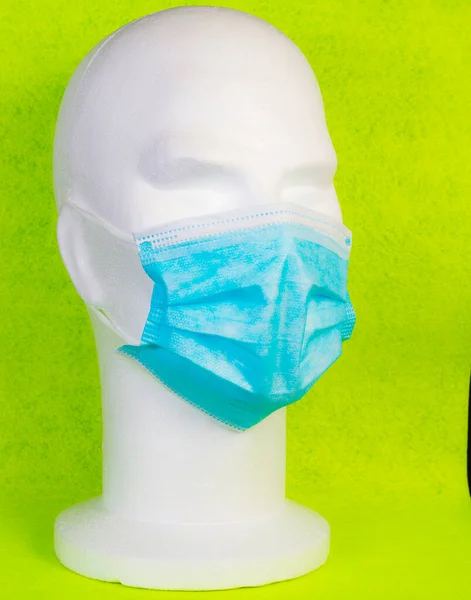 Vit Byst Med Blå Hygienisk Mask Grön Bakgrund — Stockfoto