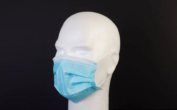 Vit Byst Skyltdocka Med Blå Hygienisk Mask Svart Bakgrund — Stockfoto