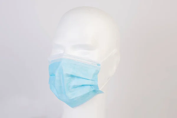 Busto Blanco Maniquí Con Máscara Higiénica Azul Sobre Fondo Blanco — Foto de Stock