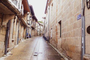 Galiçya 'da tipik bir klasik köy olan Allariz' in sokak manzarası