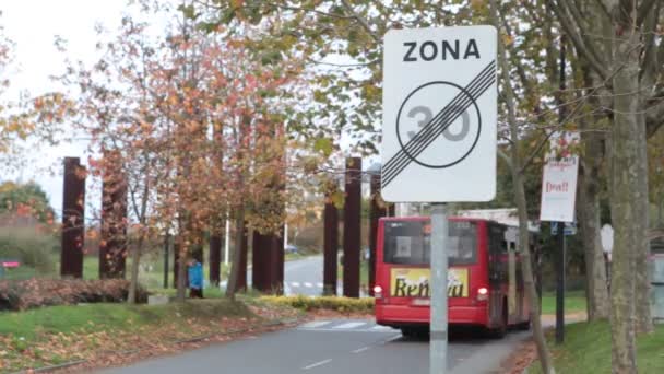 Silnice Koncem Omezující Značky Při Rychlosti Projíždějícím Autem Pozadím Podzimní — Stock video