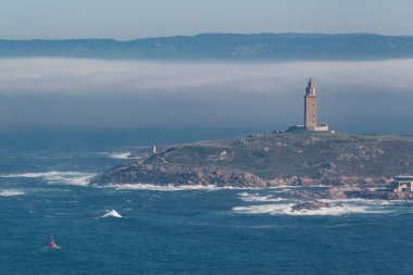 A Coruna ve Herkül Kulesi 'nin manzarası Monte San Pedro' dan A Coruna, İspanya 'ya