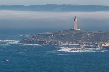 A Coruna ve Herkül Kulesi 'nin manzarası Monte San Pedro' dan A Coruna, İspanya 'ya