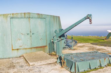 Arka bataryadan silah toplamak için vinç.