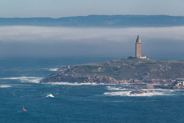 A Coruna ve Herkül Kulesi 'nin manzarası Monte San Pedro' dan A Coruna, İspanya 'ya