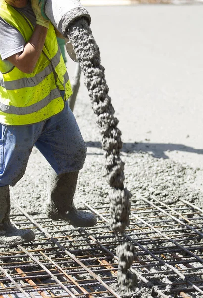 Werknemer Vult Funderingsplaat Van Een Gebouw Aanbouw Met Een Pijp — Stockfoto