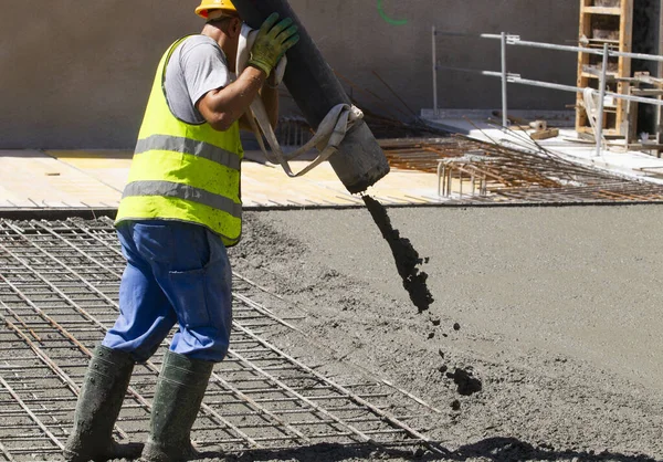 Werknemer Vult Funderingsplaat Van Een Gebouw Aanbouw Met Een Pijp — Stockfoto