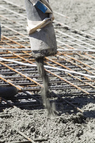 Tubo Con Cemento Che Riempie Lastra Fondazione Edificio Costruzione — Foto Stock