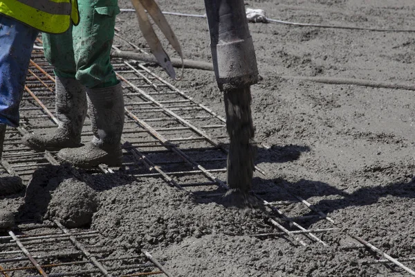 Worker Filling Foundation Slab Building Construction Pipe — Stock Photo, Image