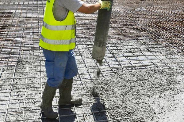 Werknemer Vult Funderingsplaat Van Een Gebouw Aanbouw Met Een Pijp — Stockfoto