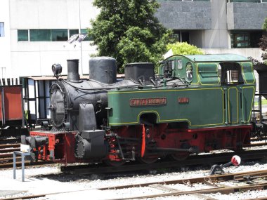 Gijon-İspanya. Eski yeşil buharlı lokomotif 4 Nisan 2012 'de Gijon demiryolu müzesinde durdu.