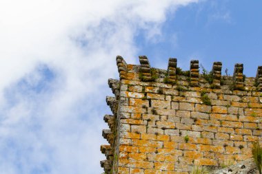 Puenteume-İspanya. Andrade Kalesi, 26 Nisan 2012 tarihinde eski bir ortaçağ kalesidir.