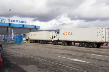 Marin-İspanya ticari nakliye kamyonu, 14 Aralık 2020 'de çoklu modül konteynır terminalinde bir konteynır ile yüklendi.